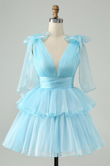 Vestido de cóctel corto con gradas plisado y cuello en V azul cielo